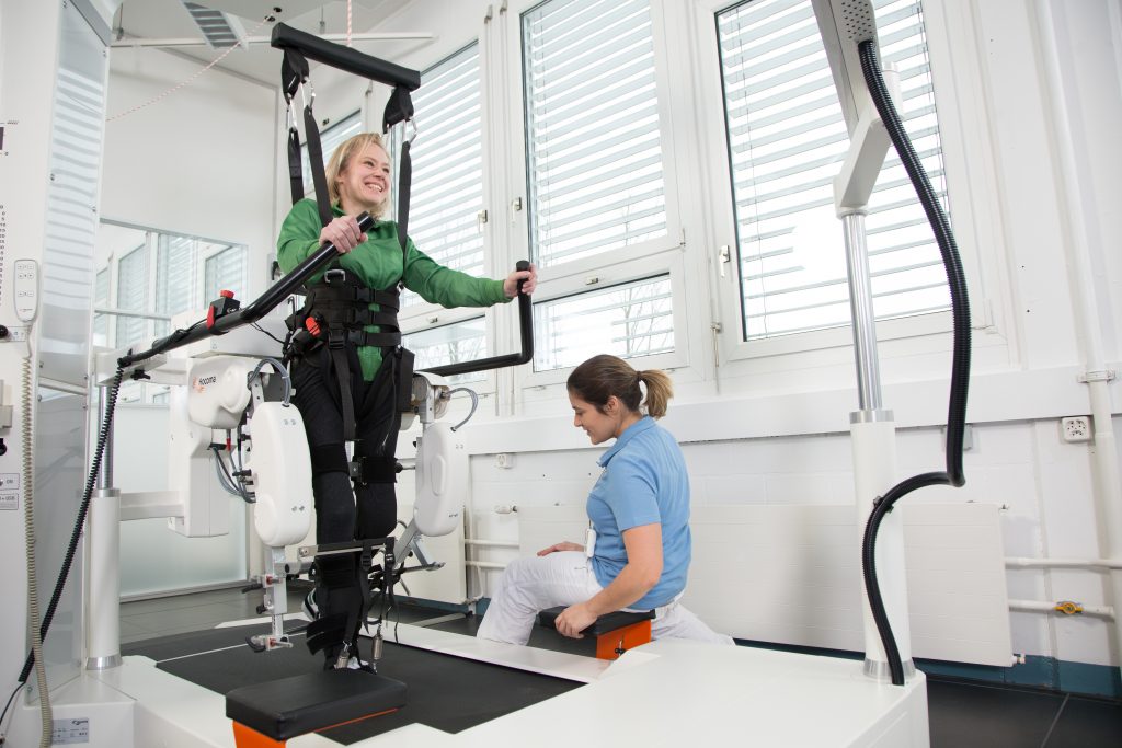 Lokomat Pro Yürüme Robotu ile felç tedavisinde ağır nörolojik hasarlarda bile hasta ayağa kaldırılıp felçten sonra yürümek mümkün hale getirilebilir.