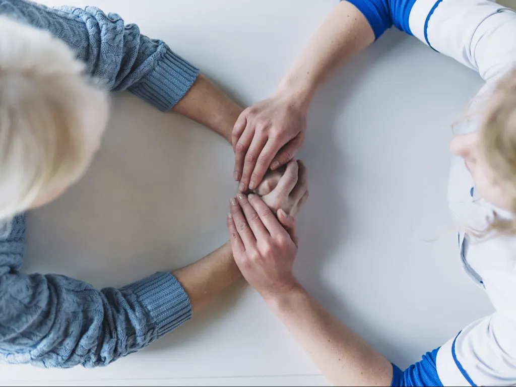 Felç geçirmek, kişiyi eskisinden farklı birine dönüştürebilir. Felçle savaşırken kişinin düşünme şekli, duyguları ve sosyal ilişkileri de etkilenmektedir. Bu nedenle iyileşme sürecinde el hareketleri ve yürüme gibi mekanik hedefler dışında kişinin kendini tekrar keşfetmesi gerekebilir. 