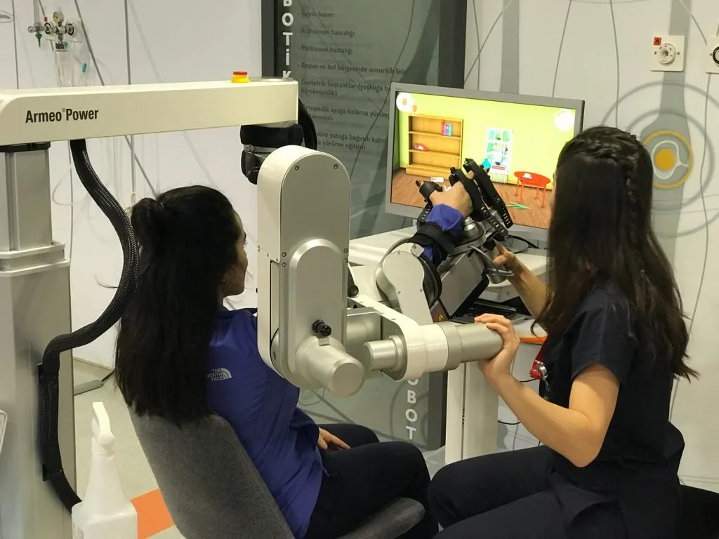 Beynin oksijensiz kalmasına bağlı gelişen felç tablosunun tedavisinde, her aşamada robotik fizik tedavi aletlerinden faydalanılır. 