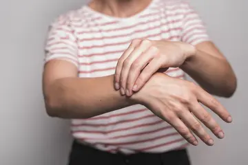 Felçli Eli Çalıştırmak – Resimli El Egzersizleri