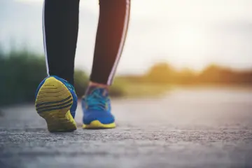 İnme – Felç Hastaları için Yürümeye Yardımcı Bacak Egzersizleri (Resimli)
