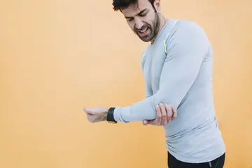 Dirsek Ağrısı için Hangi Doktora Gidilir?