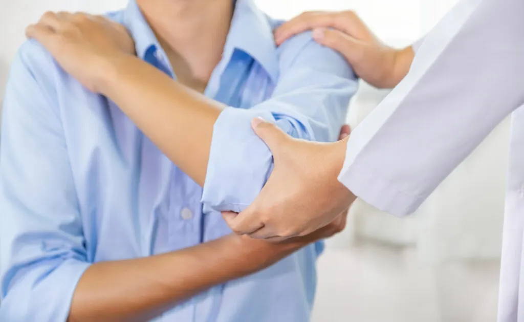 Dirseklik Nasıl Kullanılır? – female doctor hand doing physical therapy by exten 2023 11 27 05 15 25 utc