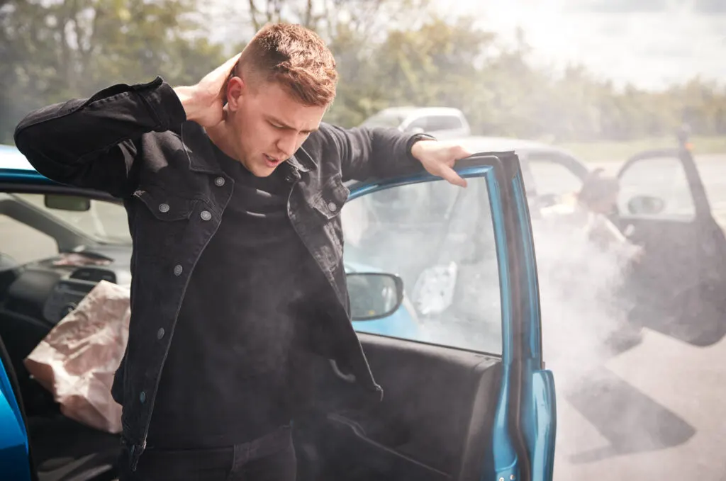 Ensede Yanma Hissi Neden Olur? – male motorist with whiplash injury in car crash ge 2021 08 26 16 12 39 utc