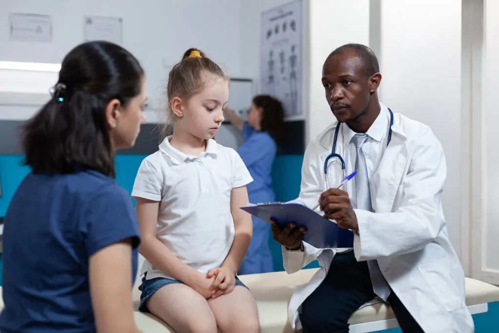 Çocuklarda Parmak Ucu Yürüme Nedenleri – african american pediatrician doctor writing sickn 2023 11 27 05 26 29 utc