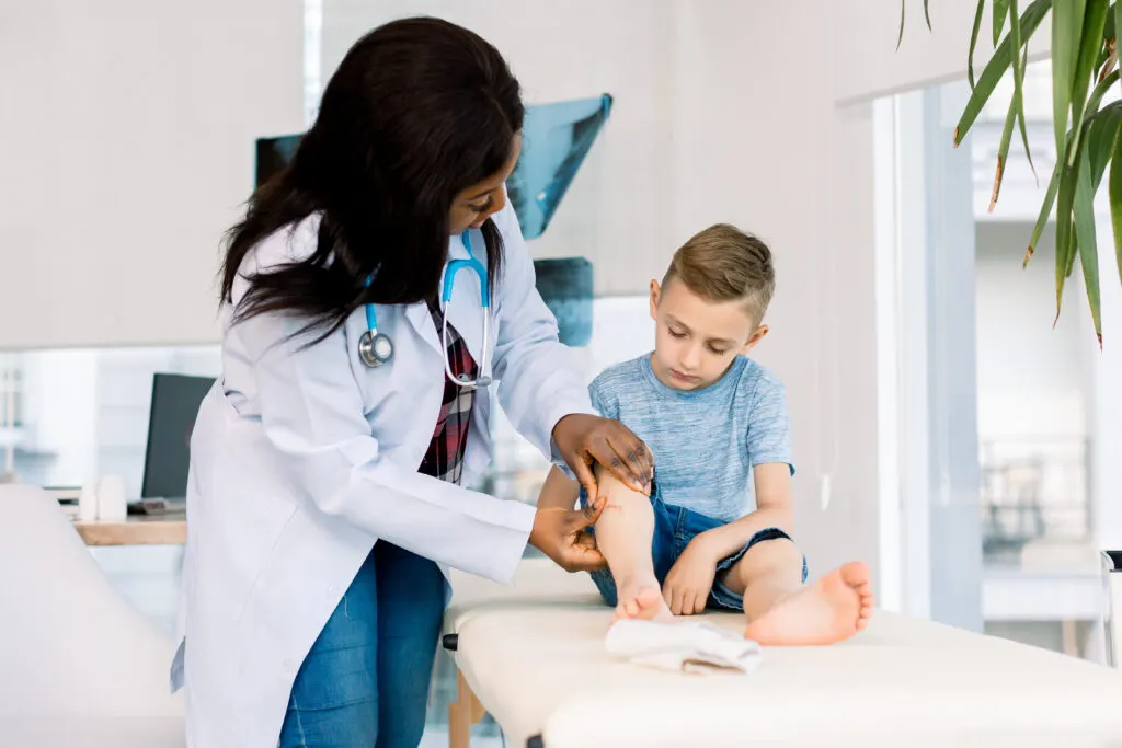 Çocuklarda Parmak Ucu Yürüme Nedenleri – african woman doctor in a white coat carefully pro 2023 11 27 05 04 53 utc