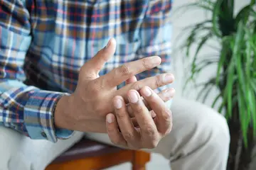 Tetik Parmak Sendromu Nedir? Belirtileri Nelerdir?