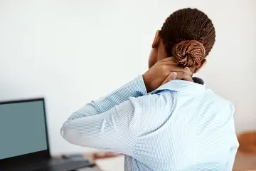 Boyun Ağrısı Nasıl Geçer? Evde Uygulanabilecek Tedaviler